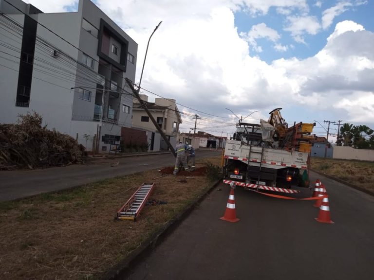APÓS BAIRRO LEBLON, EM CATALÃO, FICAR MAIS DE 15 HORAS SEM ENERGIA, POSTE DANIFICADO FOI TROCADO E FORNECIMENTO RESTABELECIDO