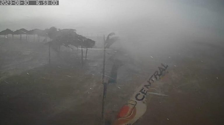 TRÊS RANCHOS FOI CASTIGADA POR TEMPORAL COM RAJADAS DE VENTO QUE ATINGIRAM 90 KM/H, PROVOCANDO ESTRAGOS E APAGÕES