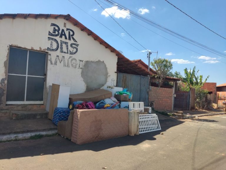 FAMÍLIA EM OUVIDOR PEDE AJUDA APÓS SER DESPEJADA A DIVÍDA DE ALUGUEL