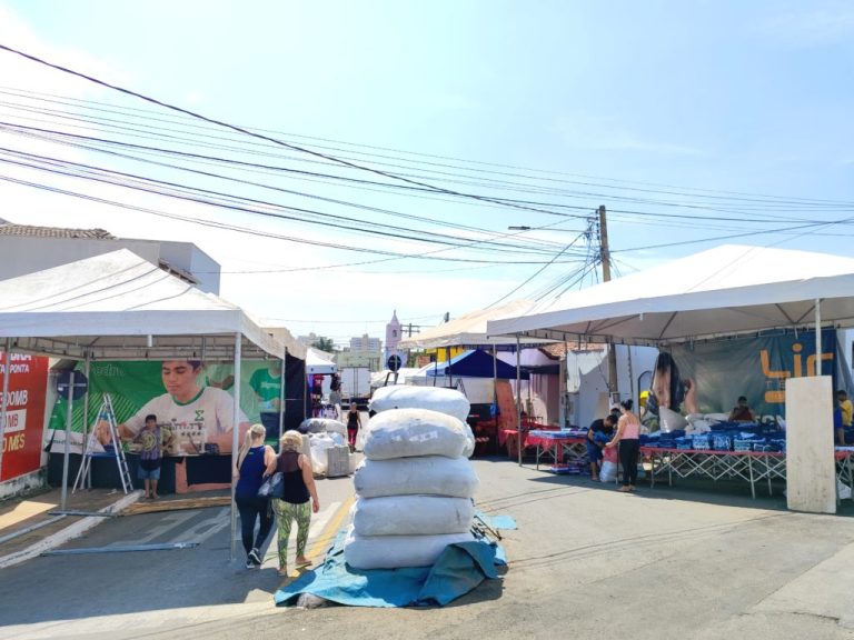 FESTA DO ROSÁRIO 2023: MONTAGEM DAS BARRAQUINHAS TRANSFORMAM AS RUAS PERTO DA IGREJA DO ROSÁRIO EM CATALÃO