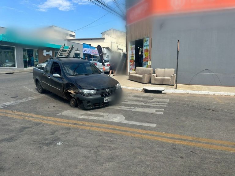 CÂMERA DE MONITORAMENTO REGISTRA ACIDENTE ENTRE MOTOCICLETA E CARRO EM CATALÃO