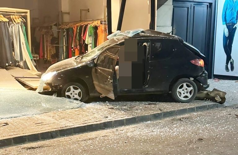 DOMINGO DE MADRUGADA MARCADO POR COLISÃO EM LOJA PRÓXIMA À IGREJA DE NOSSA SENHORA DO ROSÁRIO, EM CATALÃO
