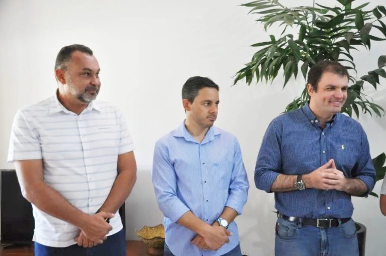 VICE-PREFEITO DE TRÊS RANCHOS, HAROLDINHO CALAÇA, AO LADO DO PREFEITO HUGO, RECEBE DEPUTADO ISSY QUINAN PARA ANUNCIAR COMPRA DE CASTRAMÓVEL