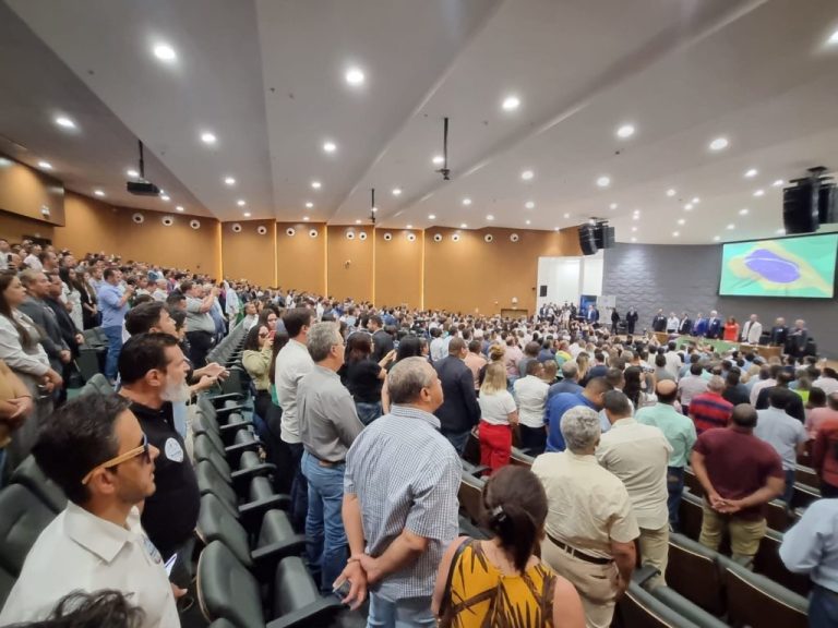 MAIS DE DUZENTOS PROTESTAM EM GOIÂNIA CONTRA CORTES NOS REPASSES DO GOVERNO FEDERAL