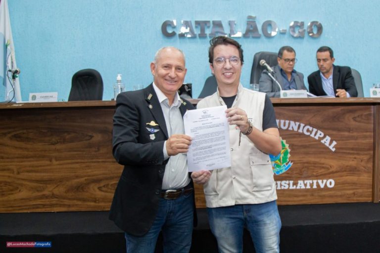 FOTÓGRAFO LUCAS MACHADO RECEBE HONRARIA POR DESTACADO TRABALHO NAS CONGADAS DE CATALÃO
