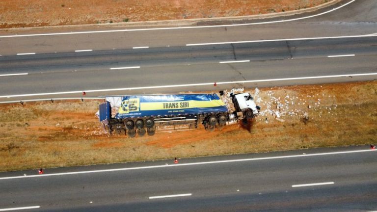MOTORISTA PERDE A VIDA APÓS CARRETA CARREGADA COM MILHO EM CONSERVA TOMBAR NA BR-050