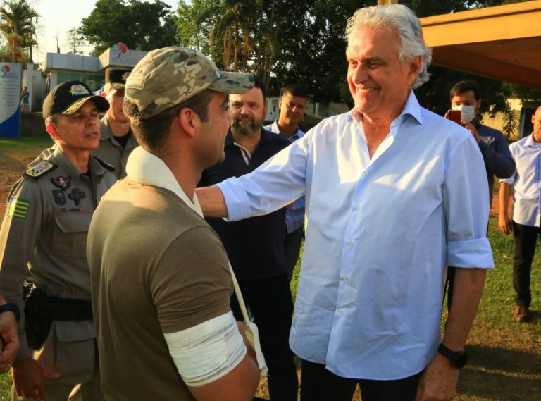 GOVERNADOR CAIADO RECONHECE VALOR DOS POLICIAIS FERIDOS EM OPERAÇÃO EM CORUMBAÍBA