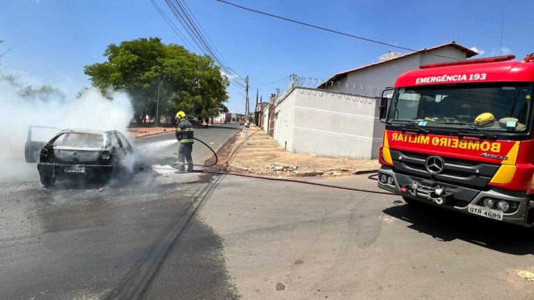 BOMBEIROS DE CATALÃO ATUAM EM DUAS INTERVENÇÕES CONTRA INCÊNDIOS EM CARROS