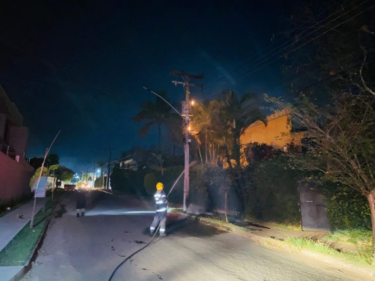 BOMBEIROS DE CATALÃO CONTROLAM INCÊNDIO E PRESERVAM RESIDÊNCIA APÓS VAZAMENTO DE ÓLEO EM TRANSFORMADOR