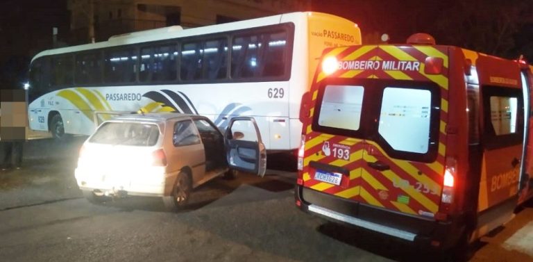 ACIDENTE DE TRÂNSITO EM CATALÃO ENVOLVENDO ÔNIBUS E CARRO DE PASSEIO DEIXA QUATRO FERIDOS