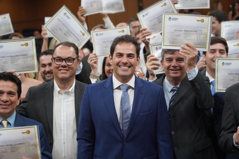 DEPUTADO JAMIL CALIFE PRESTA HOMENAGEM DE RECONHECIMENTO AOS MÉDICOS DE GOIÁS