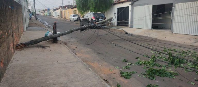 CAMINHÃO DERRUBA POSTE E DEIXOU MORADORES DO BAIRRO PROGRESSO, EM CATALÃO, SEM ENERGIA E COMUNICAÇÃO