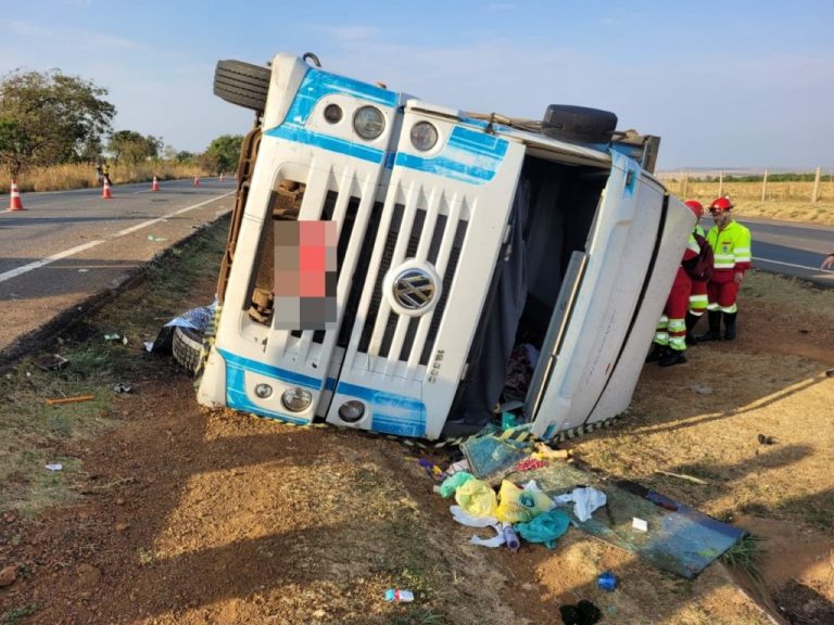 MULHER DE 45 ANOS MORRE EM ACIDENTE DE CARRETA NA BR-050