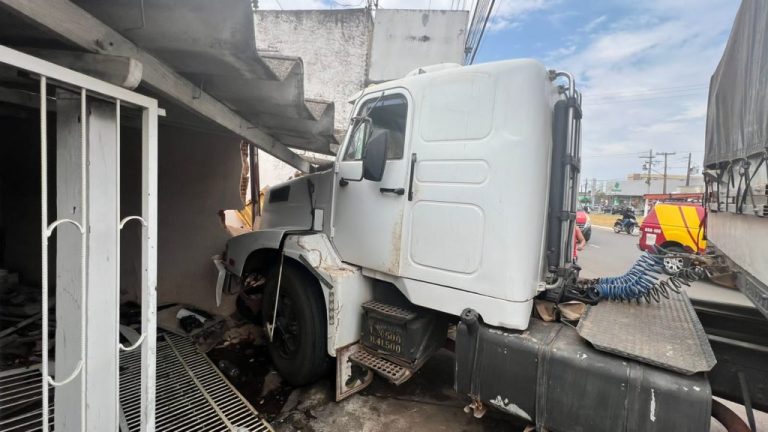 QUASE UMA TRAGÉDIA: CAMINHÃO DESGOVERNADO ATINGE MURO DE RESIDÊNCIA E ASSUSTA MORADORES E COMERCIANTES, EM CATALÃO