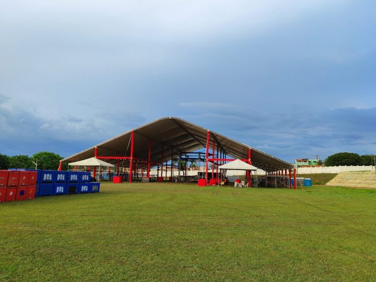 BADIINHO E PEDRO GRAVATA OFERECEM SNEAK PEEK DO BLOCO DA GRAVATA EM TRANSMISSÃO NAS REDES SOCIAIS