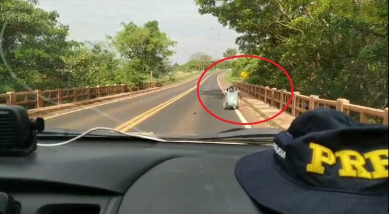 CADEIRANTE PERCORRE LONGA DISTÂNCIA EM RODOVIA FEDERAL DE GOIÁS E É RESGATADO PELA PRF
