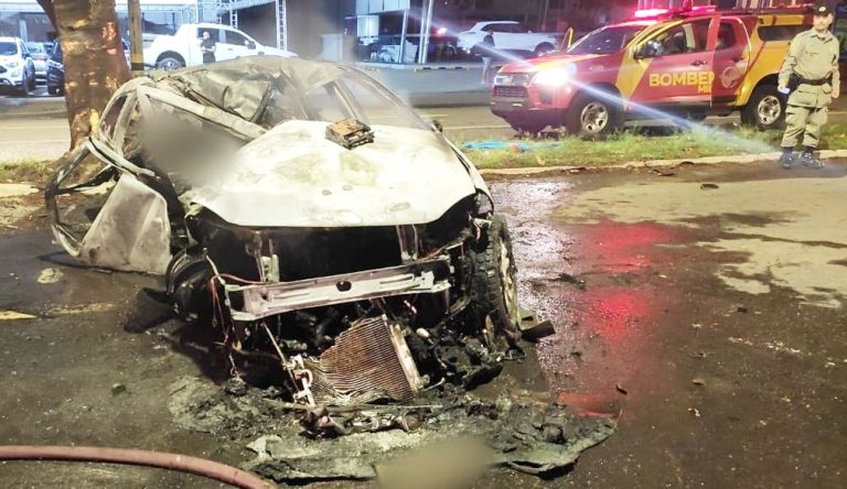 EM GOIÂNIA, MOTORISTA PERDE O CONTROLE, BATE EM ÁRVORE, E CARRO PEGA FOGO E MATA TRÊS PESSOAS