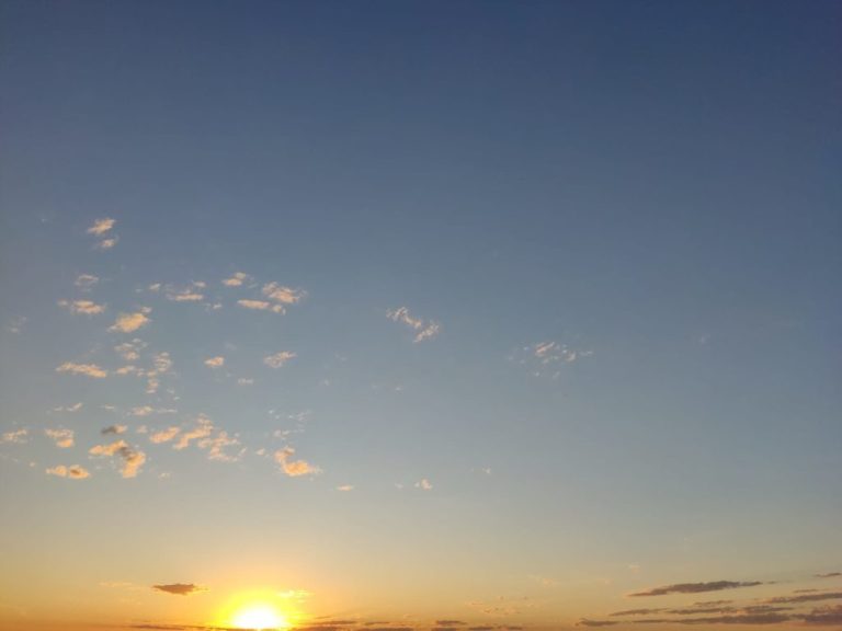 TEMPERATURAS ALTAS PERSISTEM ENQUANTO CHUVAS ISOLADAS ATINGEM CATALÃO E DEMAIS REGIÕES DE GOIÁS