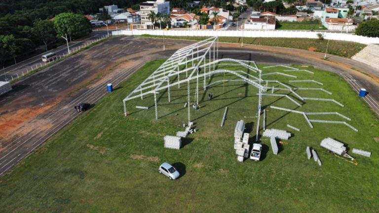 ESTRUTURAS DOS CAMAROTES E DA ÁREA LOUNGE SÃO MONTADAS PARA O BLOCO DA GRAVATA