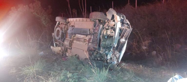 VÍTIMAS DE CAPOTAMENTO NA GO-305, ESTRADA DE ACESSO A GOIANDIRA, RECEBERAM ATENDIMENTO IMEDIATO DOS BOMBEIROS