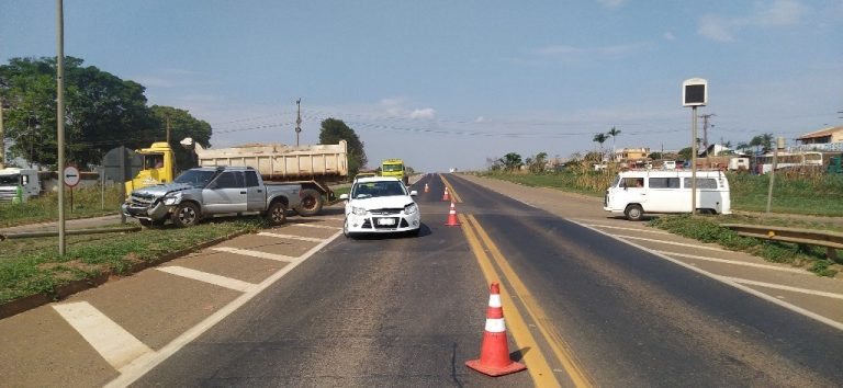 ACIDENTE EM CATALÃO: COLISÃO ENTRE S10 E FORD/FOCUS DEIXA PASSAGEIRA LEVEMENTE FERIDA