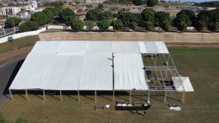 BLOCO DA GRAVATA: MONTAGEM DA ESTRUTURA E INGRESSOS QUASE ESGOTADOS