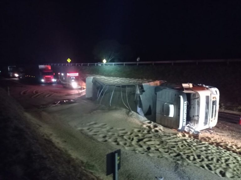 MOTORISTA CARRETEIRO MORRE AO TER CABEÇA ESMAGADA PELO PRÓPRIO VEÍCULO POR FALTA DO USO DO CINTO DE SEGURANÇA
