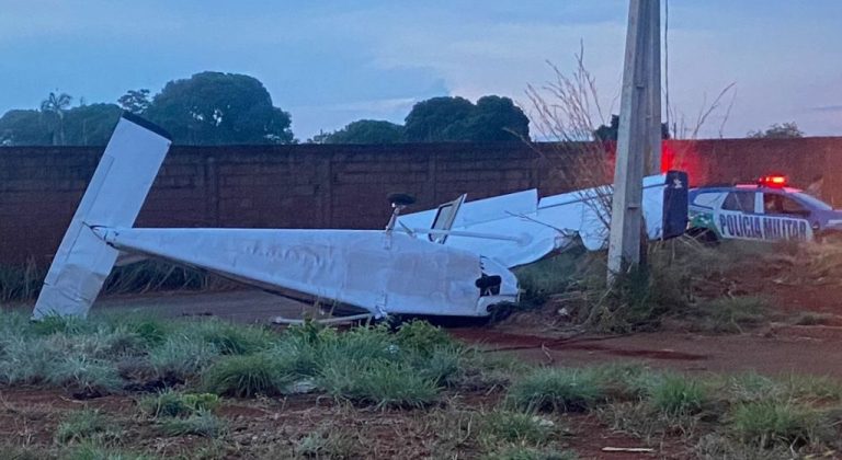 AERONAVE CAI EM TRINDADE, DEIXA DUAS PESSOAS FERIDAS E BOMBEIROS EVITAM INCÊNDIO