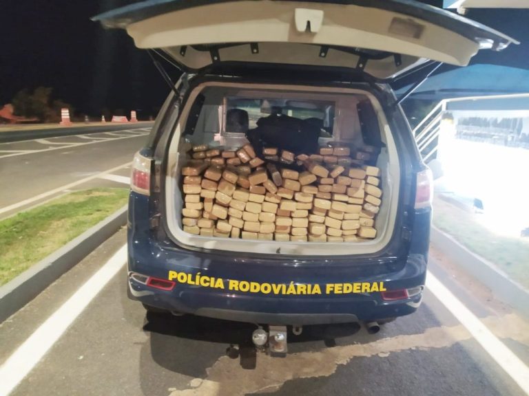 JOVEM DE 21 ANOS FOI PRESO EM CATALÃO POR TRANSPORTAR QUASE 200 KG DE MACONHA EM CARRO ROUBADO