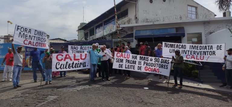 REVOLTADOS, PRODUTORES DE LEITE DE CATALÃO PROTESTAM CONTRA ATRASO DE PAGAMENTO NA CALU