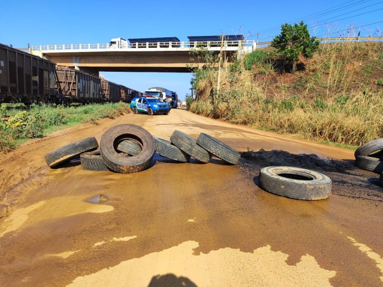 CAMINHONEIROS EM MANIFESTAÇÃO: RODOVIA MUNICIPAL SEBASTIÃO DE PÁDUA, EM CATALÃO, ESTÁ BLOQUEADA PARA PASSAGENS DE VEÍCULOS DE CARGAS