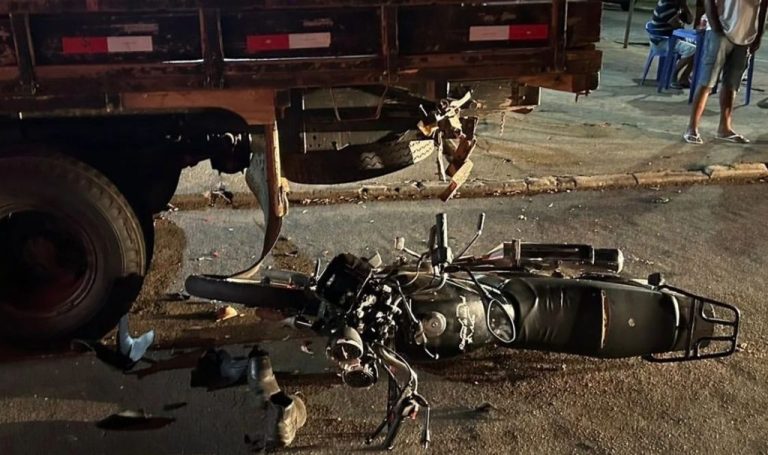 CATALÃO: MOTOCICLISTA BATE NA TRASEIRA DE CAMINHONETE ESTACIONADA E FICA GRAVEMENTE FERIDO