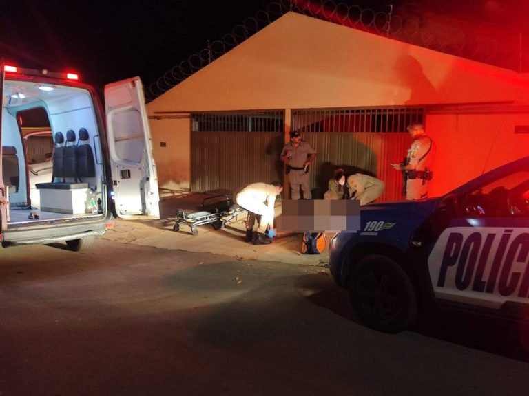 VÍDEO MOSTRA RAPAZ SENDO ESPANCADO POR GRUPO DE JOVENS EM PRAÇA DE CATALÃO