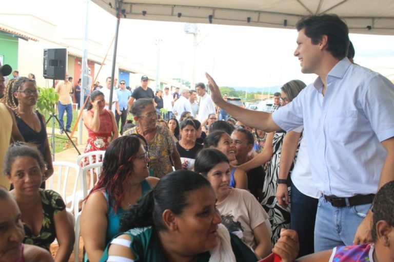 DANIEL VILELA ENTREGA CASAS GRATUITAS PARA FAMÍLIAS CARENTES EM NOVA AURORA E ANHANGUERA