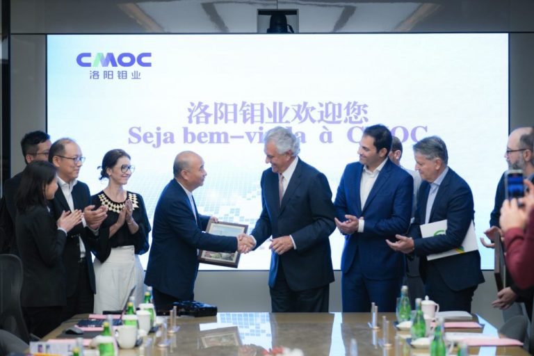 GOVERNADOR RONALDO CAIADO (UB) AO LADO DO DEPUTADO JAMIL CALIFE (PP), FORTALECE LAÇOS COMERCIAIS DURANTE VISITA À MINERADORA CMOC NA CHINA