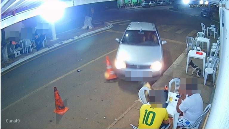 JOVEM EMBRIAGADA ATACA NAMORADO COM CARRO APÓS DISCUSSÃO PELO WHATSAPP; CASO FOI EM OUVIDOR