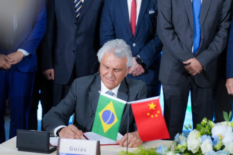 AO LADO DE IMPORTANTES LIDERANÇAS COMO JAMIL CALIFE E BRUNO PEIXOTO, CAIADO ASSINA CONTRATO E TRAZ GIGANTE CHINESA PARA GOIÁS