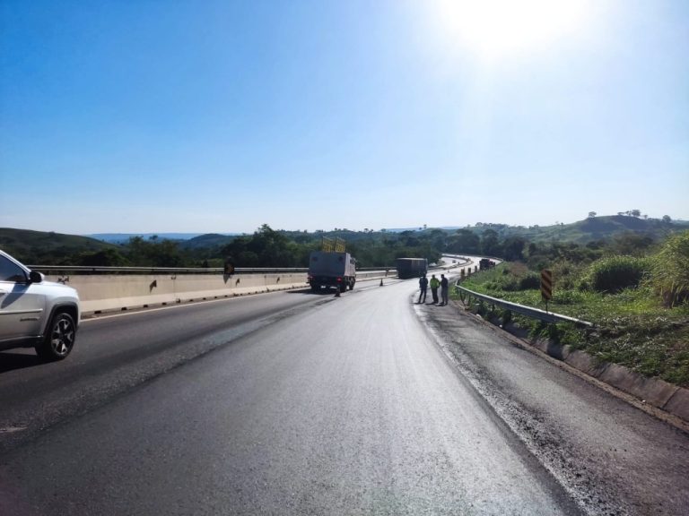 PRF REGISTRA DOIS ACIDENTES NA BR-050 E PRENDE MOTORISTA POR EMBRIAGUEZ AO VOLANTE