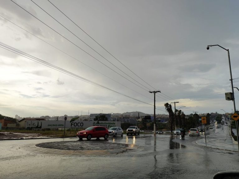 FINAL DE TARDE DE SEXTA-FEIRA COM CHUVA VOLUMOSA EM CATALÃO, PORÉM, INSUFICIENTE PARA ACABAR COM O CALOR