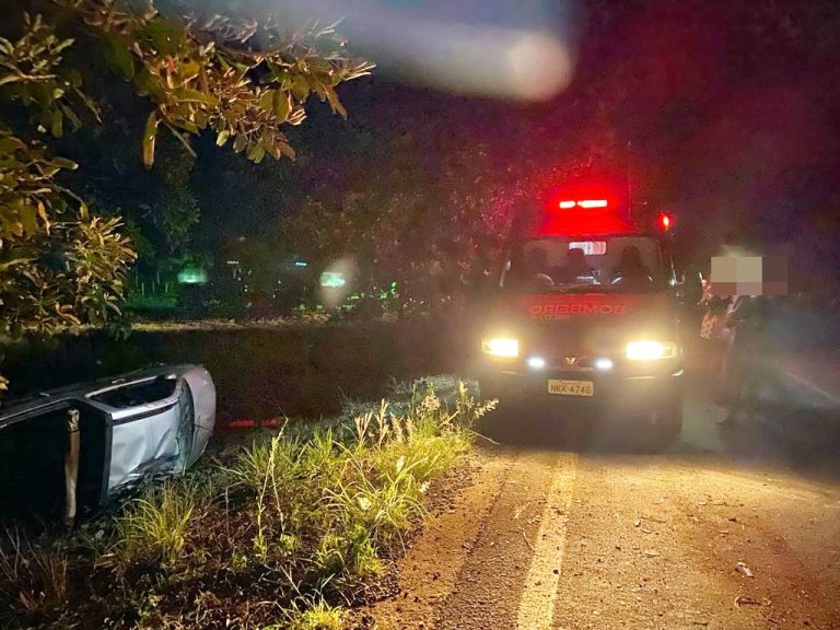 ACIDENTE NA GO-330: CARRO CAPOTA ENTRE TRÊS RANCHOS E OUVIDOR E DUAS MULHERES FICAM FERIDAS