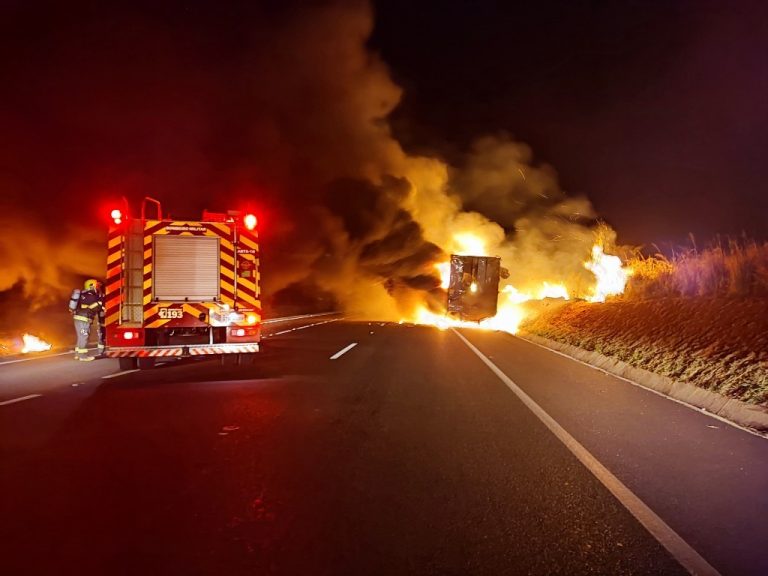 CENA DRAMÁTICA NA BR-050: BOMBEIROS APAGAM INCÊNDIO EM CARRETA COM CARGA DE ALGODÃO