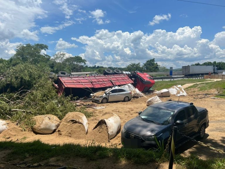 CARRETA COM RAÇÃO ANIMAL TOMBA NA BR-050 E CARGA DE RAÇÃO ANIMAL CAI EM CARRO DE PASSEIO