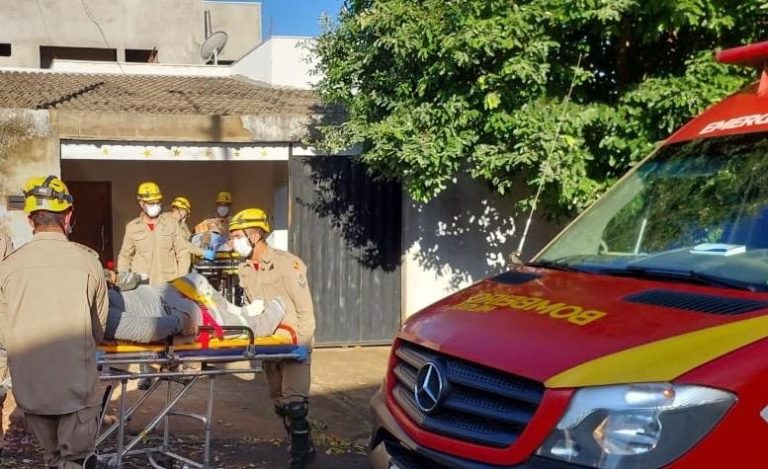 ACIDENTE EM OBRA: BOMBEIROS SOCORREM TRÊS TRABALHADORES APÓS DESABAMENTO DE TELHADO