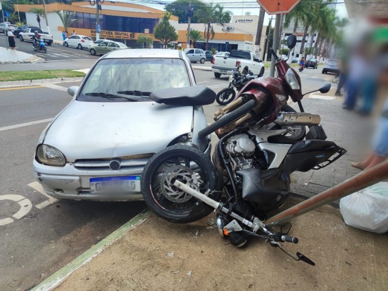 TRÂNSITO CAÓTICO: MOTORISTA BATE EM CINCO MOTOS E UM CARRO ESTACIONADOS NO CENTRO DE CATALÃO
