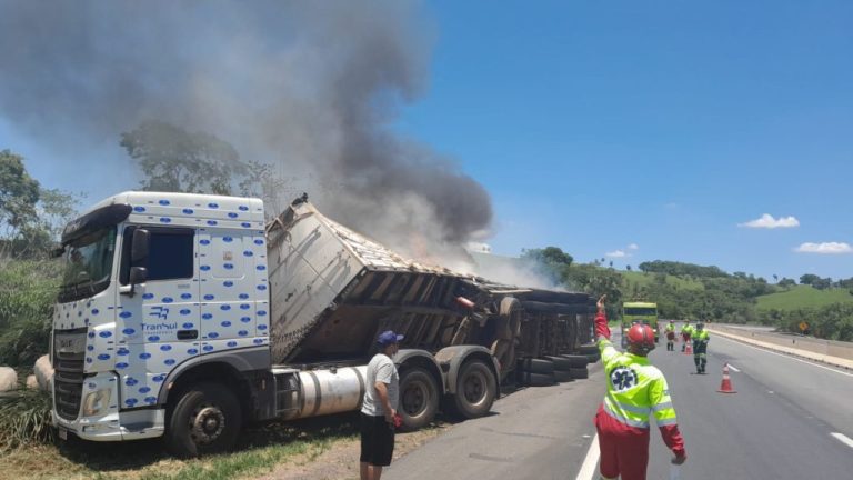 CARRETA COM CARGA DE ALGODÃO TOMBA E PEGA FOGO NA BR-050 ENTRE CATALÃO E ARAGUARI; SEM VÍTIMAS, APENAS DANOS MATERIAIS