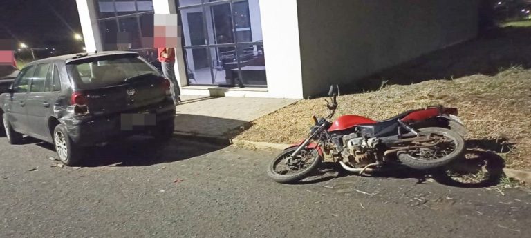 ACIDENTE EM CATALÃO: MOTORISTA FOGE APÓS COLIDIR COM VEÍCULOS ESTACIONADOS