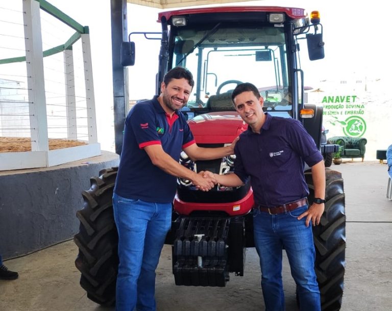 PARCERIA: SINDICATO RURAL DE CATALÃO RECEBE DOAÇÃO DE TRATOR DA PARK MÁQUINAS PARA QUALIFICAÇÃO DA MÃO DE OBRA NO CAMPO