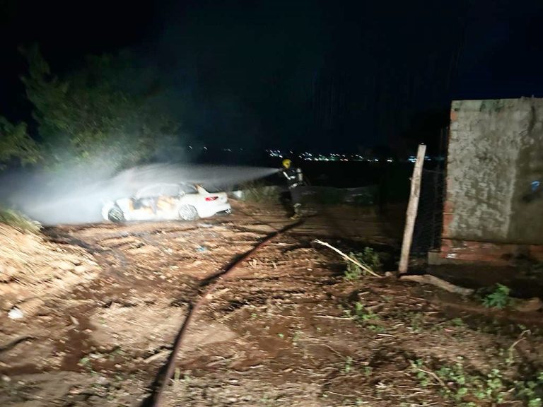 CARRO PEGOU FOGO NO JARDIM CATALÃO E DONO NÃO HAVIA SIDO ENCONTRADO