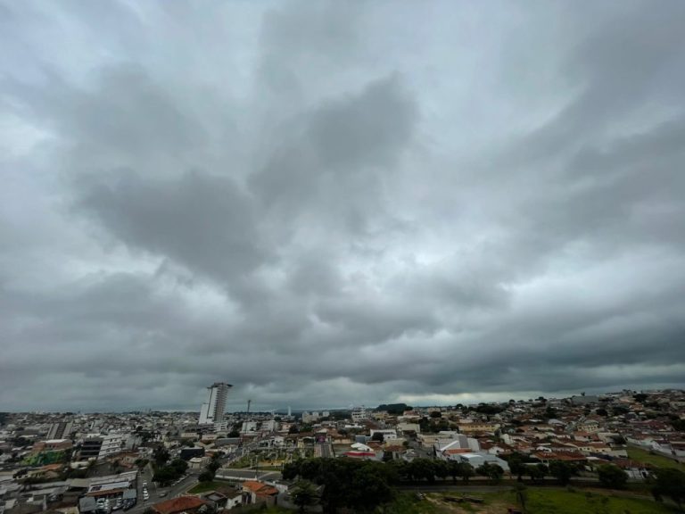 DO CALOR ÀS TEMPESTADES: FRENTE FRIA CHEGA EM CATALÃO E NA REGIÃO COM PREVISÃO DE CHUVAS INTENSAS
