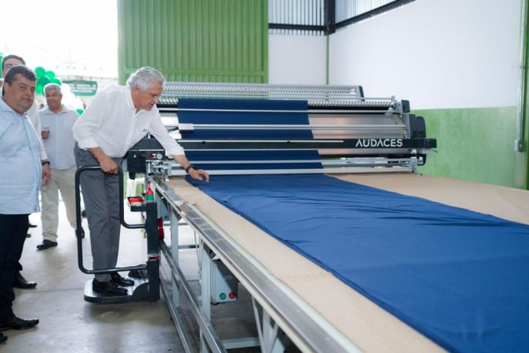 GOVERNADOR CAIADO FORTALECE SETOR DE CONFECÇÕES EM IPAMERI AO ENTREGAR MÁQUINA DE CORTE DE TECIDO DE ÚLTIMA GERAÇÃO
